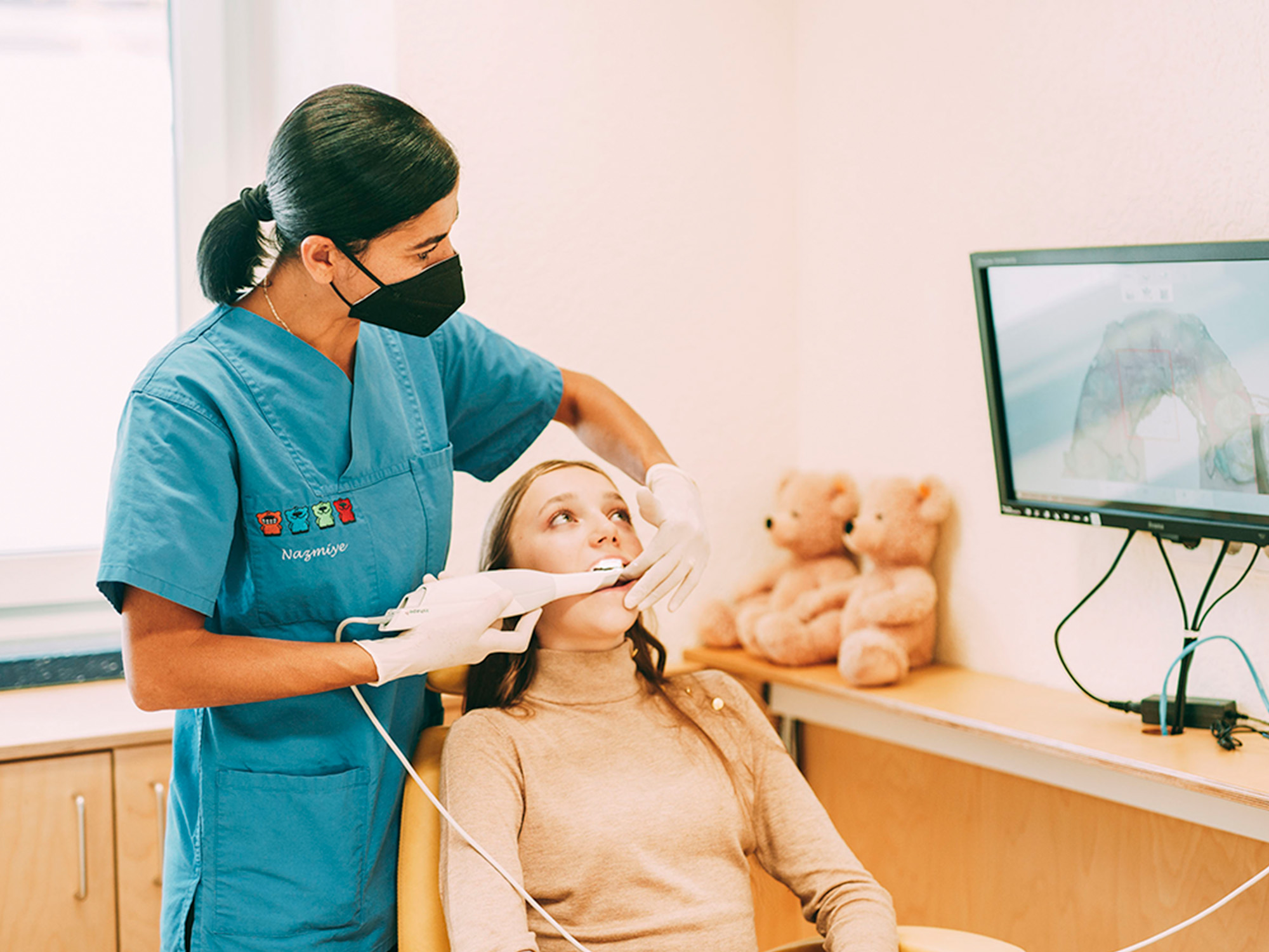 Mitarbeiterin bei docs & bears Ditzingen nimmt einen digitalen Abdruck für eine präzise Zahnkorrektur.